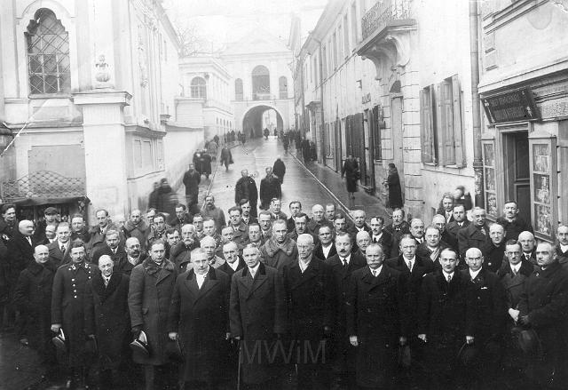 KKE 2670.jpg - Wileńska Dyrekcja Lasów Państwowych przed Ostrą Bramą w Wilnie, czwarty od lewej Paweł Aleksandrowicz.